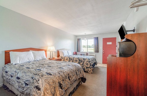 Aurora Hotel | Aurora’s Hidden Gem: Stay Near Shops, Nature Spots & Classic Midwestern Vibes