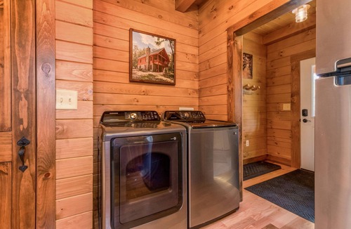 Logan Cabin | Authentic Log Cabin - Sleeps 10 - Hot Tub - Fire Pit - Hocking Hills