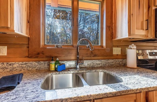 Logan Cabin | Authentic Log Cabin - Sleeps 10 - Hot Tub - Fire Pit - Hocking Hills