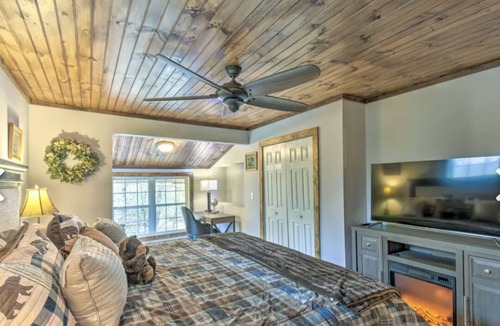 Otto Cabin | Autumn Lodge with Tree House Hot Tub and Hame Room