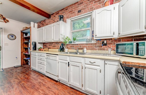 Woodburn House | Awesome House, 5 minutes to DT, 2 miles to Stadium and Ruby Memorial!