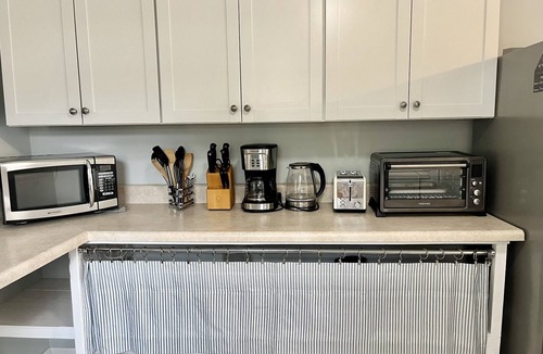 Harbor Acres Cottage | Azure Guesthouse Walkable to Restaurants! Private patio! Beach 8 min drive!