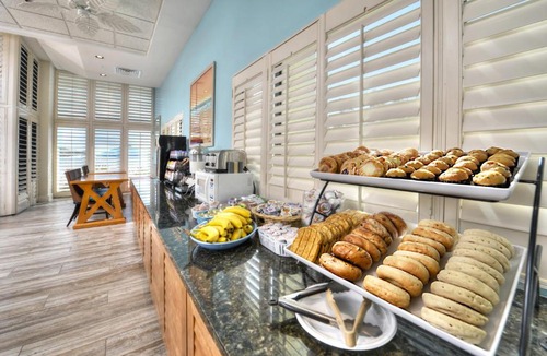 Daytona Beach Hotel | Bahama House - Daytona Beach Shores