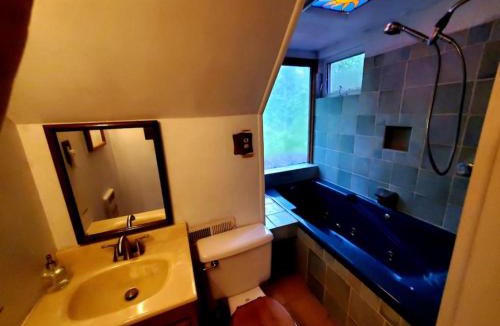 Stanardsville Apartment | Balcony Suite at White Lotus Eco Spa Retreat