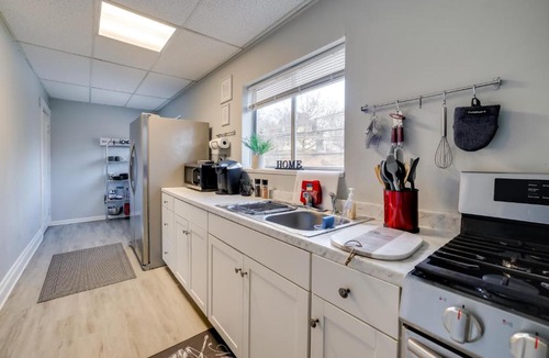 South Hills Apartment | Balcony & Workspace! Apt 5 Mi to Dtwn Pittsburgh