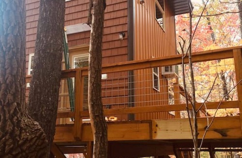 Guild Cabin | BARN OWL INN · NO SUNDAY CHECK INS , HOTTUB- TREEHOUSE