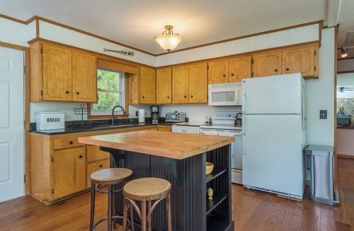 Burnsville Cottage | Barnview Cottage~Mtn View & Fire Pit~ Grill, WiFi, Private~3 Mins to Burnsville!