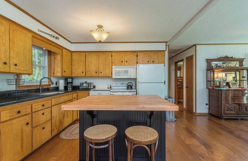 Burnsville Cottage | Barnview Cottage~Mtn View & Fire Pit~ Grill, WiFi, Private~3 Mins to Burnsville!