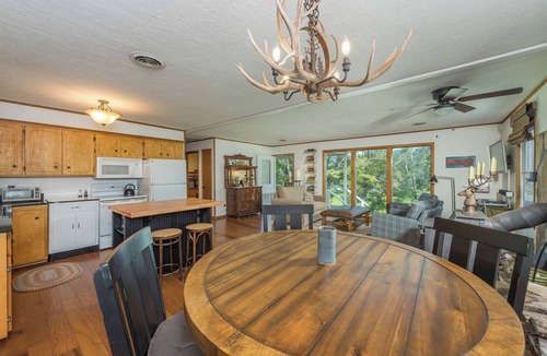 Burnsville Cottage | Barnview Cottage~Mtn View & Fire Pit~ Grill, WiFi, Private~3 Mins to Burnsville!