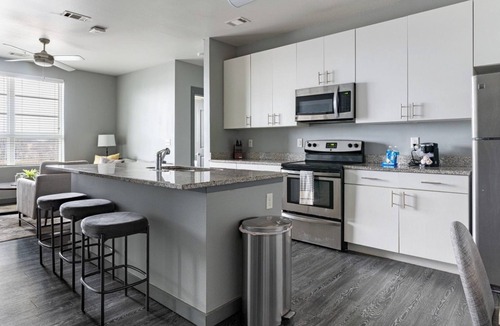 University District Apartment | Barsala l Quiet Work-Friendly 3BD Apt Near St. Jude & UT Health