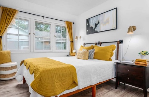 Traverse City House | Bay Breeze 6BR Home Downtown Beaches Wineries Bay