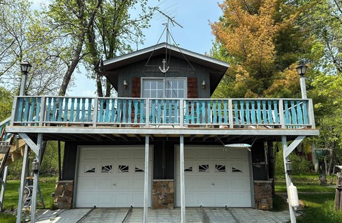 Stevens Point Cottage | Bay Loft Couples Retreat – Nature, Comfort & Charm