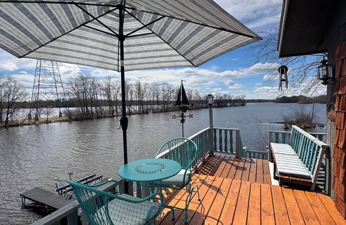 Stevens Point Cottage | Bay Loft Couples Retreat – Nature, Comfort & Charm