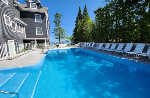 Traverse City Condo | Bay View, Private Balcony, Updated Bathrooms - North Shore Inn Condo 302