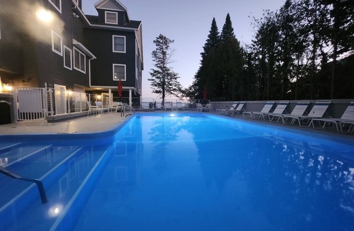 Traverse City Condo | Bay View, Private Balcony, Updated Bathrooms - North Shore Inn Condo 302