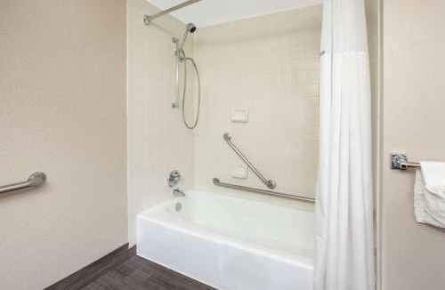Grand Rapids Hotel | Baymont by Wyndham Grand Rapids Near Downtown