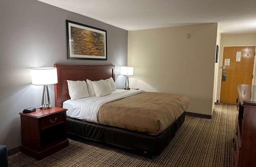 Roseland Hotel | Baymont by Wyndham South Bend Near Notre Dame