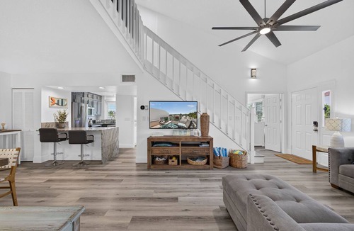 Bella Vista Villa | Beach Bungalow Jupiter Carlin Park across street from beach Htd Pool/Pickle Ball