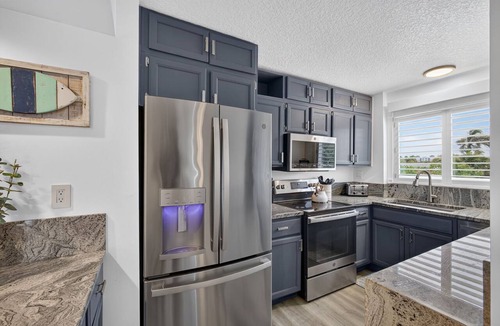 Bella Vista Villa | Beach Bungalow Jupiter Carlin Park across street from beach Htd Pool/Pickle Ball