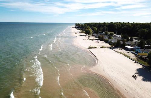 Oscoda House | Beach Club of Oscoda Captains Watch on the Lake