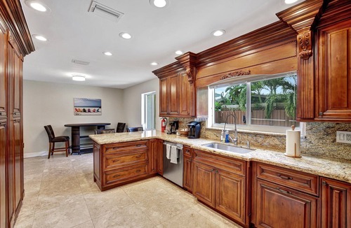 Lauderdale-by-the-Sea House | Beach Duplex 3br Manor with Heated Pool