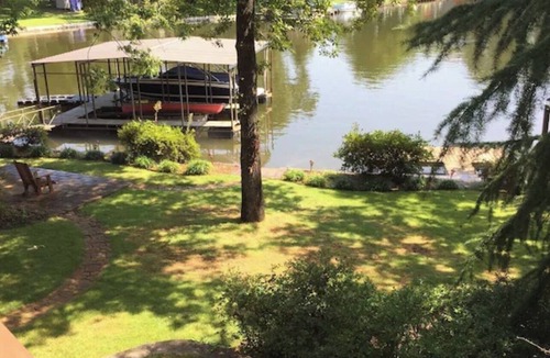 Piney Cabin | Beach Haven Hideaway- Luxury Log Cabin on Lake- Sleeps 12 with boat dock & ramp
