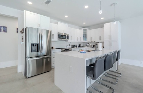 Mid Island House | 🏖️ 🏊 Beach Please: 6BR Luxury Retreat, Heated Saltwater Pool + Beach Access!