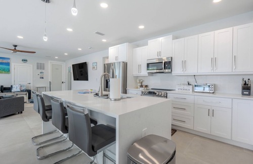 Mid Island House | 🏖️ 🏊 Beach Please: 6BR Luxury Retreat, Heated Saltwater Pool + Beach Access!