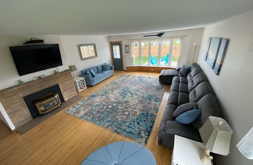 Oscoda House | Beach Retreat with Free Play Game Room. 9 Beds