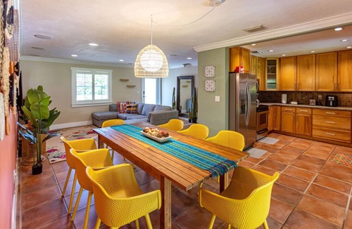 Olympia Heights House | Beach-Style Pool Family Stay Near Airport