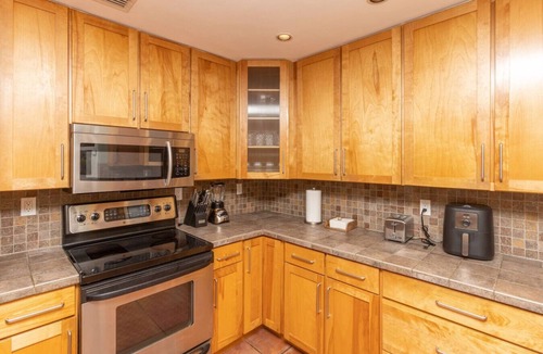 Olympia Heights House | Beach-Style Pool Family Stay Near Airport