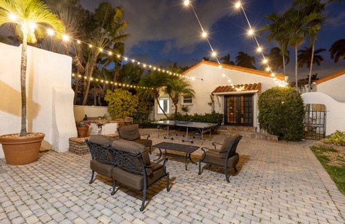 South Lake Villa | Beach Villa w/pool + games + bbq grill + huge garden & more