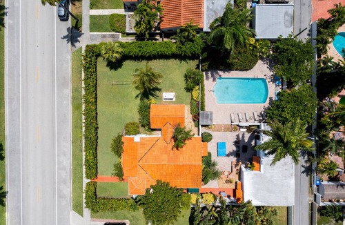 South Lake Villa | Beach Villa w/pool + games + bbq grill + huge garden & more