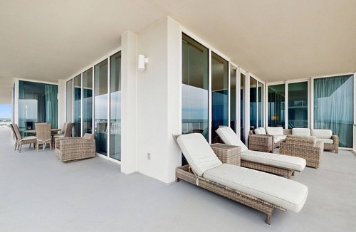 Ono Island Condo | Beachfront 10th-floor condo with Gulf view, pool, gym, & balcony