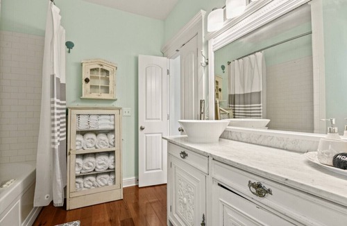 Old Town House | Beachview! Walk to the Beach! Minutes to Downtown Bay St. Louis! Sleeps 6!