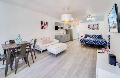 South Beach Condo | Beachy 1 b/r, w/2 Queen Beds, On Ocean Drive Beach