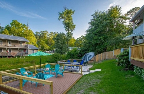 Rockwell House | Beachy · Lake Hamilton Vacation Home 3BR/3BA Sunny Deck Furnishings