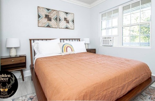 Rockwell House | Beachy · Lake Hamilton Vacation Home 3BR/3BA Sunny Deck Furnishings