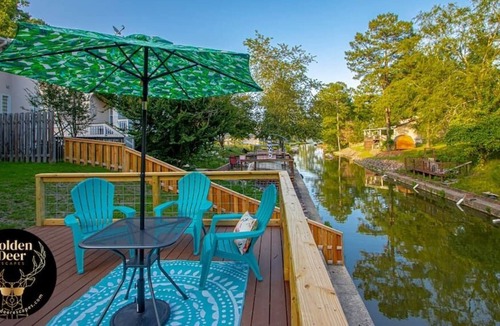 Rockwell House | Beachy · Lake Hamilton Vacation Home 3BR/3BA Sunny Deck Furnishings