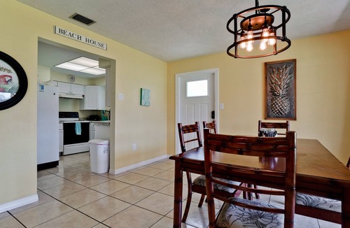 Siesta Key Villa | Beachy villa on Siesta Key with heated pool, screened in lanai, and ground level