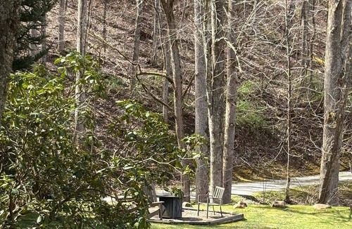 Rabun Gap Cabin | Bear Cave Cabin is perched on a hilltop overlooking Valley Springs lake