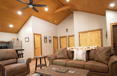 Roan Mountain Cabin | Bear Cub Cabin - 2 Bedroom, Sleeper Sofa, Outdoor Lounge & Hot Tub
