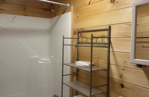 Stevenson Cabin | Bear Cub ,Cozy cabin with WiFi and AC in peaceful Stevenson