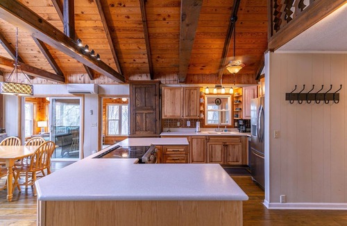 Fleetwood Cabin | Bear Valley in Fleetwood Falls - Walk to the New River!