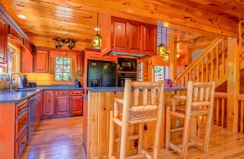 Cherokee Cabin | Bearadise Inn- Luxury Cabin in Whittier NC