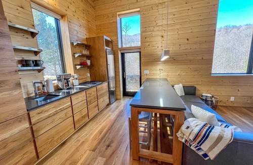 West Jefferson Cabin | Beat the Heat. Head to the Mountains - 2BR/2BA w/Hot Tub & WiFi