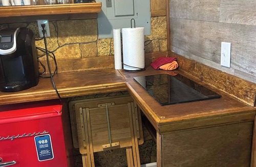 Mountain City House | Beautiful 1-bedroom Tiny house with AC in charming Mountain City