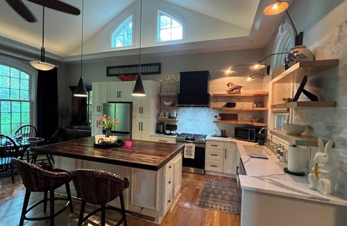 Old Irving Park Cottage | Beautiful 1-bedroom spacious cottage with everything you need in Greensboro, NC