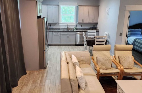 Mount Pleasant Apartment | Beautiful 2-bedroom Apartment above Garage with AC in charming Mount Pleasant