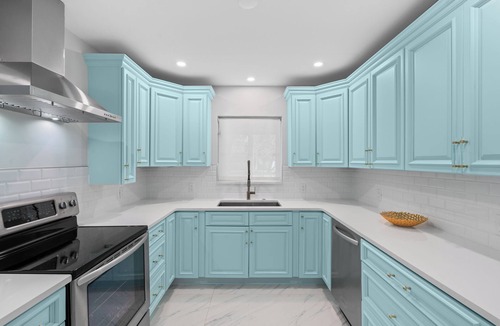 Country Club House | Beautiful 2 bedroom bungalow in a quiet neighborhood
